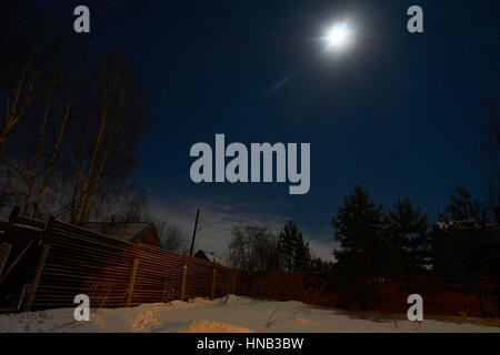 Winterszene frostigen Nacht mit Mond, Sternen und klarem Himmel geschossen auf dem Hof auf dem Lande. Oblast Twer, Russland. Stockfoto