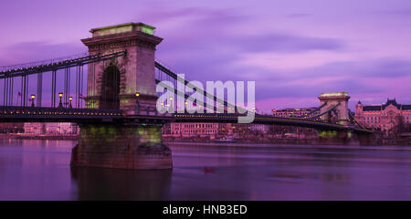 Dämmerung wendet sich an Dämmerung über Kettenbrücke in Budapest eine Winter-Abend. Stockfoto