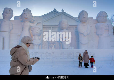 Besucher, Sapporo Snow Festival, Schnee Skulptur, Odori Park, Sapporo, Hokkaido, Japan Stockfoto