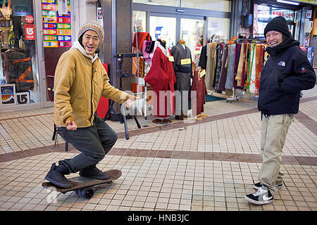 Freunde im Tanukikoji shopping-Arkade, Sapporo, Hokkaido, Japan Stockfoto