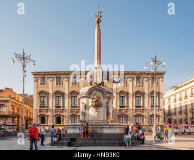 CATANIA, Italien - 13. September 2015: Der Brunnen des Elefanten auf dem Domplatz in Catania, Sizilien, Italien Stockfoto