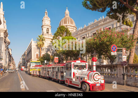 CATANIA, Italien - 13. September 2015: Ausflug Dampfzug im Hintergrund die Kathedrale in Catania, Sizilien, Italien. Stockfoto