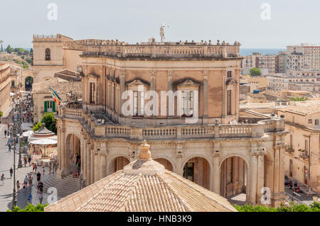 NOTO, Italien - 14. September 2015: Ansicht des Rathauses von Noto oder Ducezio Palast in der Stadt Noto, Sizilien. UNESCO-Weltkulturerbe. Stockfoto