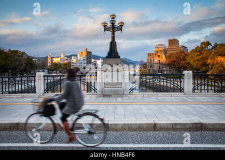 Heiwaohashi-Brücke, im Hintergrund rechts Atomic Bomb Dome, Hiroshima, Japan Stockfoto