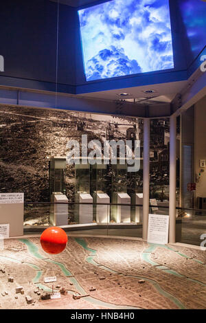 Die rote Kugel zeigt das Hypozentrum auf einer Stadtkarte im Inneren des Hiroshima Peace Memorial Museum in Hiroshima, Japan Stockfoto