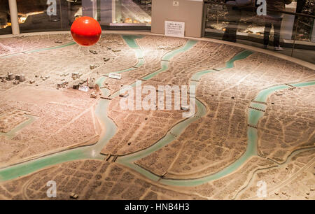 Die rote Kugel zeigt das Hypozentrum auf einer Stadtkarte im Inneren des Hiroshima Peace Memorial Museum in Hiroshima, Japan Stockfoto