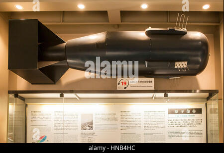 Kleiner Junge, die Atombombe fiel auf Hiroshima, im Hiroshima Peace Memorial Museum, Hiroshima, Japan Stockfoto