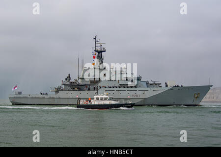 HMS Mersey (P 283) Rückkehr nach Portsmouth, Großbritannien am 10/2/17 Nach langwierigen Bereitstellung. Stockfoto