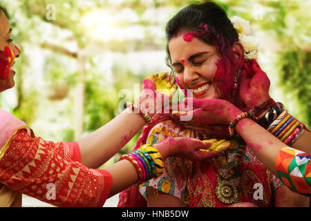 Indische Mädchen feiern Holi-Fest mit traditionellen Trachten und Schmuck Stockfoto