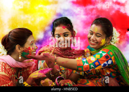 Drei Mädchen im Teenageralter indische feiern Holi-Fest mit traditionellen Trachten und Schmuck Stockfoto