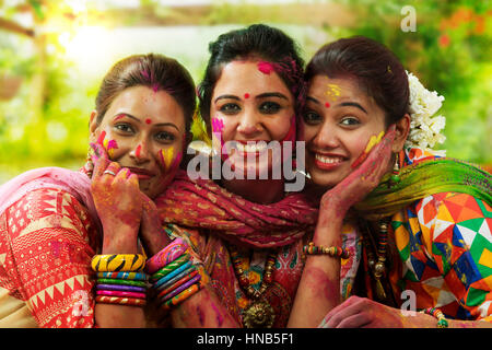 Porträt von drei indischen Teenager feiern Holi-Fest mit traditionellen Trachten und Schmuck Stockfoto