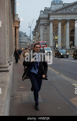 Ein Pendler in Eile, führt vorbei an den Säulen der Bank von England, am 9. Februar 2017, in der City of London, England. Stockfoto