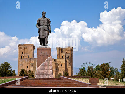 Statue von Timur und Ruinen des Ak Saray Palastes in Shahrisabz, Usbekistan Stockfoto
