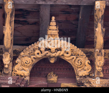 Geschnitzte dekorative hölzerne Bogen in einem Tempel in Bhaktapur, Kathmandu, die geschmückt ist mit Figuren der himmlische Nymphen Stockfoto