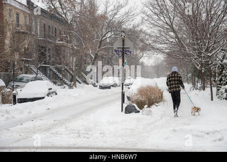 Montreal, CA - 12. Dezember 2016: Fußgänger in Montreals Plateau Nachbarschaft Stockfoto