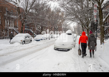 Montreal, CA - 12. Dezember 2016: Schneesturm in Montreal. Fußgänger in Mile End Nachbarschaft Stockfoto