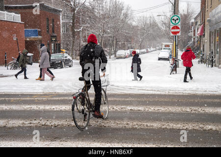 Montreal, CA - 5. Dezember 2016: Schneesturm in Montreal. Fußgänger auf Mont-Royal Avenue. Stockfoto