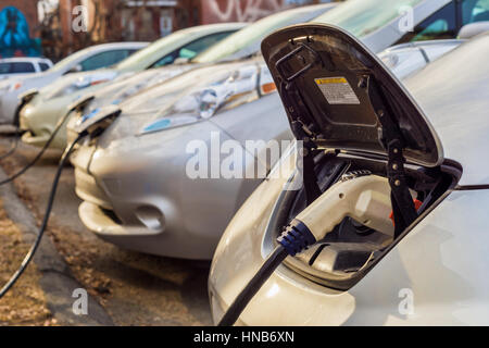 Montreal, CA, 21. März 2016. Elektroautos laden am Bahnhof aufladen. Stockfoto