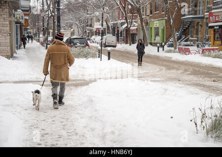 Montreal, CA - 12. Dezember 2016: Schneesturm in Montreal. Fußgänger auf Laurier Avenue. Stockfoto