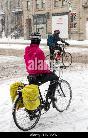 Montreal, CA, 7. März 2016. Zwei Personen Reiten Fahrräder im Schneesturm Stockfoto