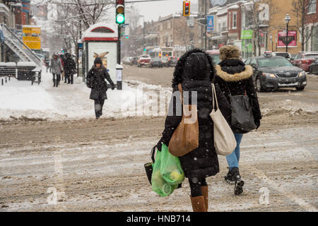 Montreal, CA - 12. Dezember 2016: Schneesturm in Montreal. Fußgänger in Mile End Nachbarschaft Stockfoto