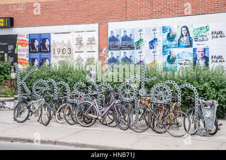 Toronto, Kanada - 2. Juli 2016: Fahrradständer und Kensington Viertel Metall unterzeichnen in Toronto, Kanada. Stockfoto