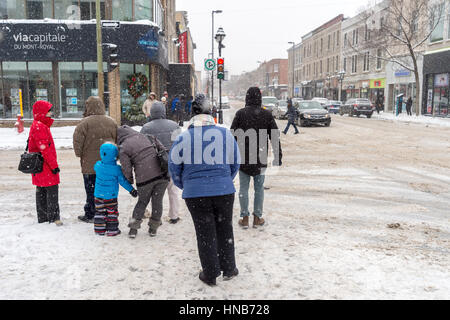 Montreal, CA - 17. Dezember 2016: Schneesturm in Montreal. Fußgänger auf Mont-Royal Avenue. Stockfoto