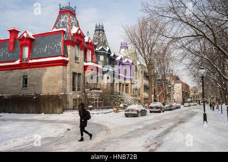 Montreal, CA - 17. Dezember 2016: viktorianische bunte Häuser in Square Saint Louis im Winter Stockfoto