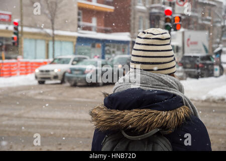 Montreal, CA - 12. Dezember 2016: Schneesturm in Montreal. Fußgänger in Mile End Nachbarschaft Stockfoto