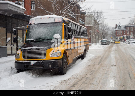 Montreal, CA - 12. Dezember 2016: gelber Schulbus in Mile End Nachbarschaft während Schneesturm abgestellt Stockfoto