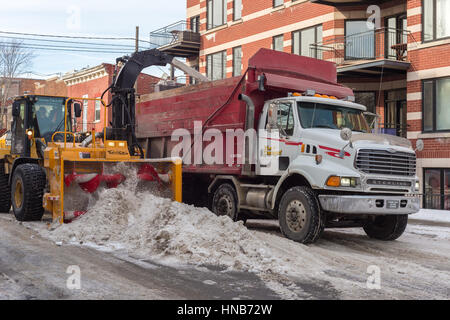 Montreal, CA, 5. März 2016. Eine Schneefräse weht Schnee in einem Muldenkipper nach Schneesturm. Stockfoto