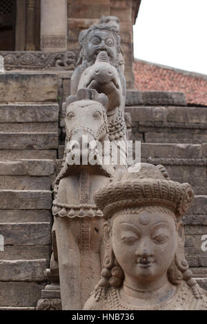 Der Mann, das Pferd und die Asura stehen geschnitzten Stein auf den Stufen des Tempels in Bhaktapur, Kathmandu Stockfoto