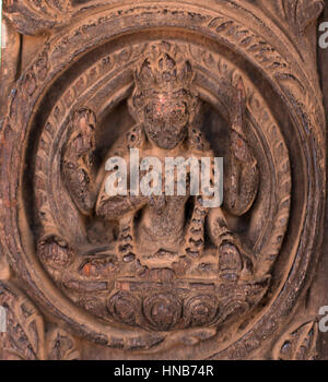 Holzschnitzerei von Hindu-Gottheiten und himmlische Nymphen schmücken die Wände eines Gebäudes in Bhaktapur, Kathmandu Stockfoto