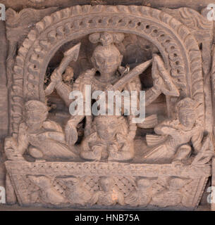 Holzschnitzerei von Hindu-Gottheiten und himmlische Nymphen schmücken die Wände eines Gebäudes in Bhaktapur, Kathmandu Stockfoto