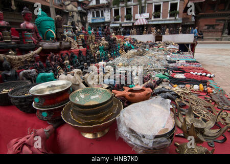 Handgemachte Bragain Artefakte auf Verkauf in den Durbar Square von Bhaktapur, Kathmandu, Nepal Stockfoto