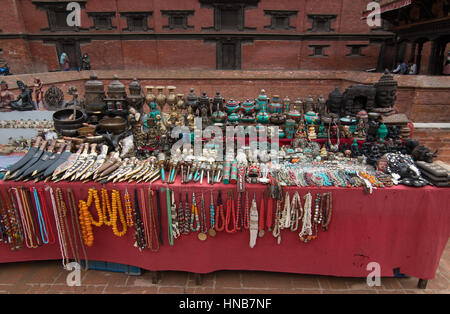 Handgemachte Schnäppchen Artefakte Schnack auf den Verkauf in den Durbar Square von Bhaktapur, Kathmandu, Nepal Stockfoto