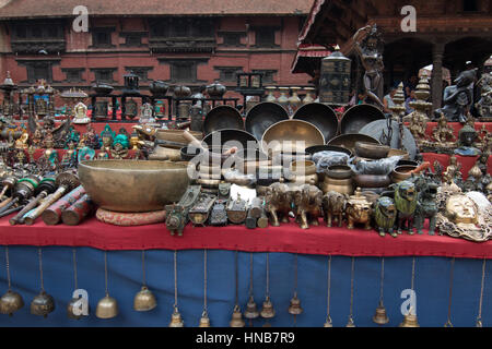 Handgemachte Schnäppchen Artefakte auf Verkauf in den Durbar Square von Bhaktapur, Kathmandu, Nepal Stockfoto