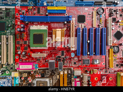 Draufsicht der vielen Leiterplatte mit elektronischen Bauteilen Stockfoto