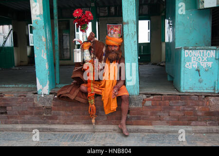 Sadhu in Safran Roben Swayambhunath Pagode, Kathmandu, Nepal, die behauptet, aus der Heiligen Stadt Varanasi in Indien Stockfoto