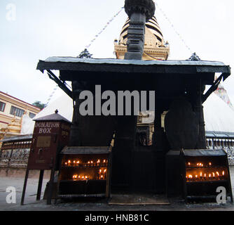 Lampen brennen in einem Schrein in Swayambhunath Tempel-Komplex in Kathmandu Nepal, durch die Gebete der Gläubigen Angebot Stockfoto