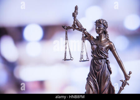 Justitia vor einem Hintergrund bokeh Stockfoto