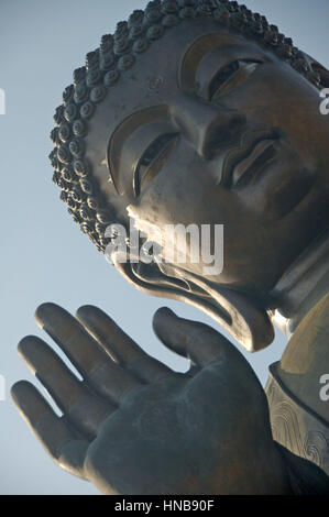 Hongkong, China, 5. Dezember 2006: große Outdoor-Buddha Hong Kong im blauen Himmel Stockfoto