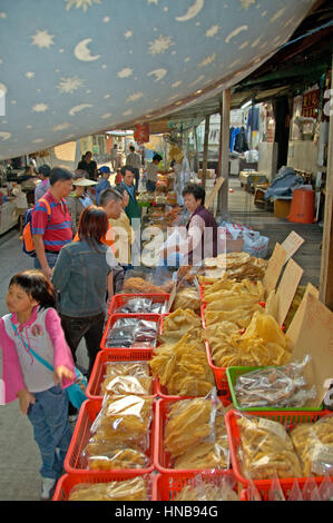 Hongkong, China, 4. Dezember 2006: Essen und Fisch Markt im schönen traditionellen Fischermans Village Tai O, hinter der großen Stadt Hongkong. Stockfoto