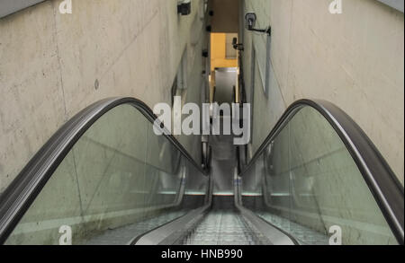 Treppen von der Rolltreppe irgendwo nach unten führt Stockfoto