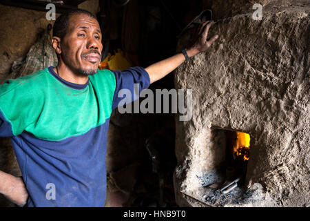 Rissani, Marokko.  Afro-Berber-Schmied. Stockfoto