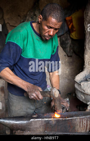 Rissani, Marokko.  Afro-Berber Schmied bei der Arbeit auf dem Markt Stockfoto