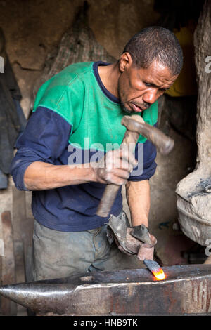 Rissani, Marokko.  Afro-Berber Schmied bei der Arbeit auf dem Markt Stockfoto