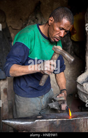 Rissani, Marokko.  Afro-Berber Schmied bei der Arbeit auf dem Markt Stockfoto