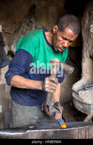 Rissani, Marokko.  Afro-Berber Schmied bei der Arbeit auf dem Markt Stockfoto