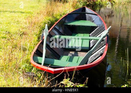 Traditionellen Holzboot in einem Graben in den Niederlanden lanfscape Stockfoto